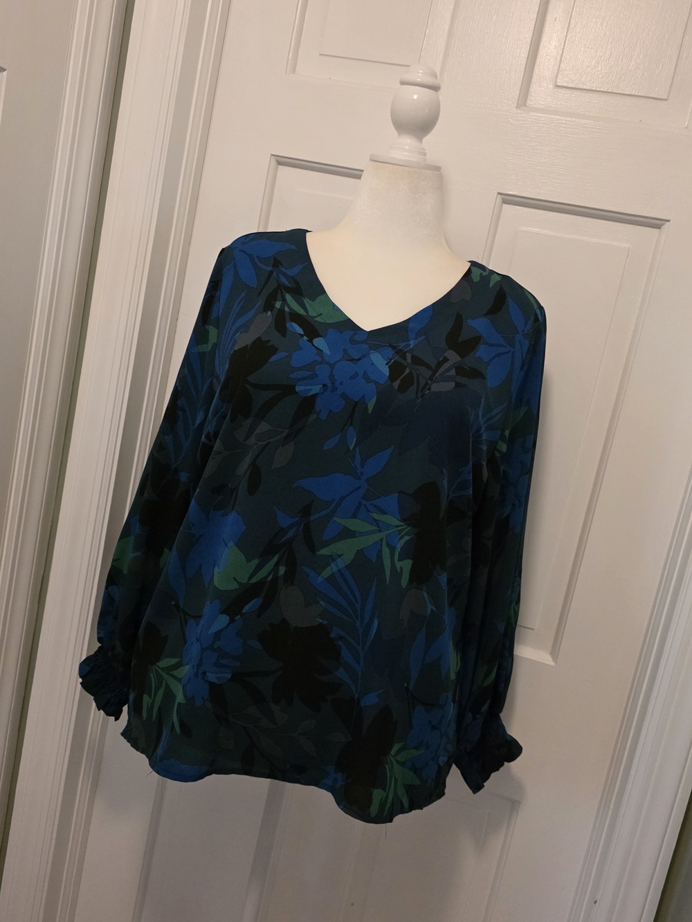 Belle Kim Gravel Navy, Teal & Black Floral V-Neck Blouse Size Large Business